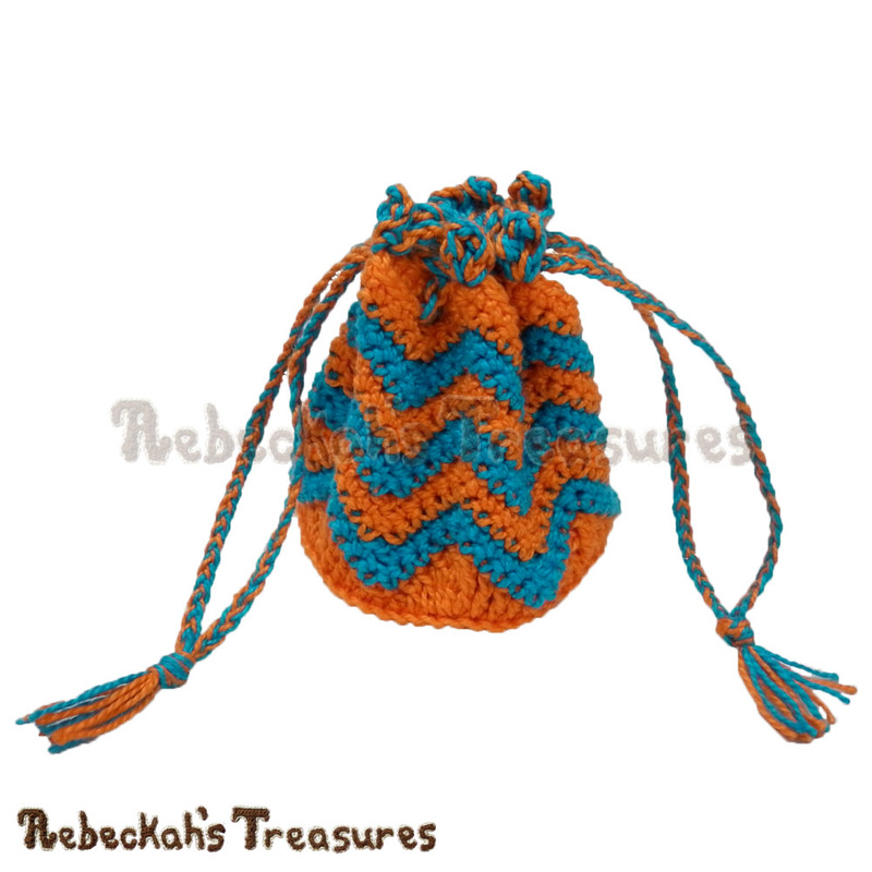 Chevron Coin Purse | FREE crochet pattern via @beckastreasures | A quick and easy project for your spare change and little trinkets! #purse #crochet