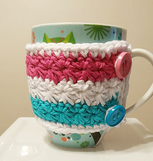 Wrapped in Stars Mug Cozy | Friday Feature #14 via @beckastreasures with @samedinamics #crochet | See the latest designer features here: https://goo.gl/UIvoYx OR SIGN UP to get featured at Rebeckah's Treasures here: https://goo.gl/xjDP52 #crochet