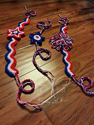 Patriotic Wavy Wrap - Crochet Pattern by @LoopingWithLove | Featured at Looping with Love - Sponsor Spotlight Round Up via @beckastreasures | #fallintochristmas2016 #crochetcontest #spotlight #crochet #roundup