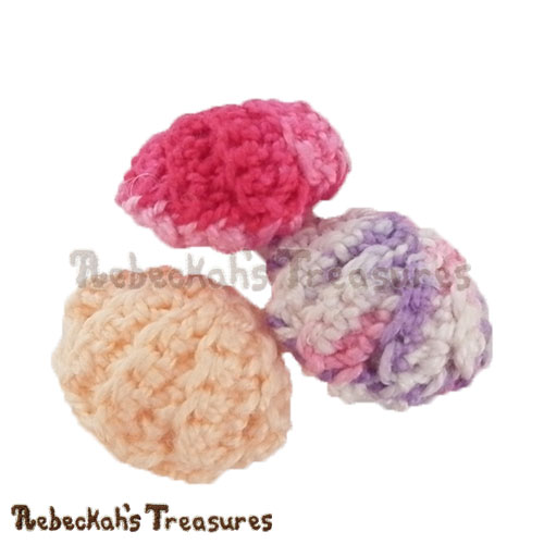 Free Clam Pearl Shell Crochet Pattern by Rebeckah’s Treasures! See it here: http://goo.gl/tIAoLm #crochet #pearlshell #shell #clam #oyster