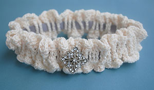 Bridal Garter by @Cre8tionCrochet | via 20 #Free #Wedding #Crochet #Patterns Round Up by @beckastreasures | #bride #love