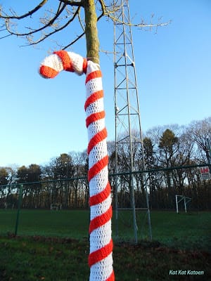 Christmas Yarnbombing | Featured at Saturday Link Party #66 via @beckastreasures with #KatKatKatoen | Join the latest parties here: https://goo.gl/uUHihU #crochet