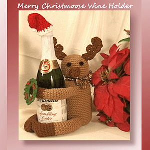 Merry Christmoose Wine Holder - Crochet Pattern by @crochetmemories Featured at Crochet Memories - Sponsor Spotlight Round Up via @beckastreasures | #fallintochristmas2016 #crochetcontest #spotlight #crochet #roundup