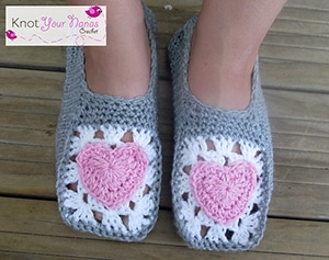 Cosy Crochet Slippers by @KYNC2010 | via I Heart Hands & Feet - A LOVE Round Up by @beckastreasures | #crochet #pattern #hearts #kisses #valentines #love