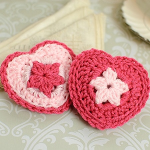 Heart Sachet Pattern by @petalstopicots | via Be Mine Décor - A LOVE Round Up by @beckastreasures | #crochet #pattern #hearts #kisses #valentines #love