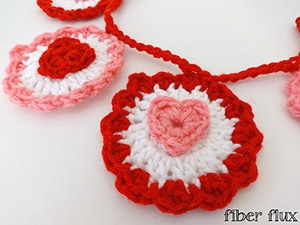 Ruffle Heart Garland by @fiberflux | via Be Mine Décor - A LOVE Round Up by @beckastreasures | #crochet #pattern #hearts #kisses #valentines #love