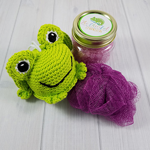 Freya the Frog Scrubby - Crochet Pattern by @CheeryChameleon | Featured at The Cheerful Chameleon - Sponsor Spotlight Round Up via @beckastreasures | #fallintochristmas2016 #crochetcontest #spotlight #crochet #roundup