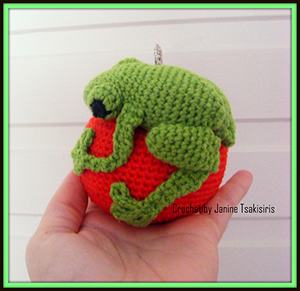Christmas Critter Green Tree Frog - Free Crochet Pattern by #NeensCrochetCorner | Featured at Neen's Crochet Corner - Sponsor Spotlight Round Up via @beckastreasures | #fallintochristmas2016 #crochetcontest #spotlight #crochet #roundup