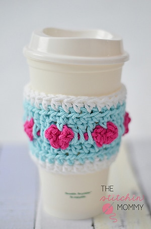 Cup Full of Love Coffee Cozy by @stitchin_mommy | via Be Mine Coasters & Cozies - A LOVE Round Up by @beckastreasures | #crochet #pattern #hearts #kisses #valentines #love