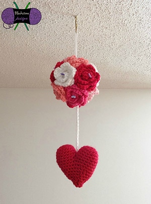 Kissing Ball by @SoBlaDesigns | via Be Mine Décor - A LOVE Round Up by @beckastreasures | #crochet #pattern #hearts #kisses #valentines #love