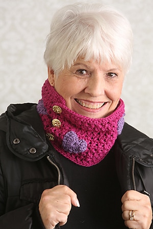 Hearts and Kisses Cowl by @ucrafter via @ILikeCrochet | via I Heart Clothes - A LOVE Round Up by @beckastreasures | #crochet #pattern #hearts #kisses #valentines #love