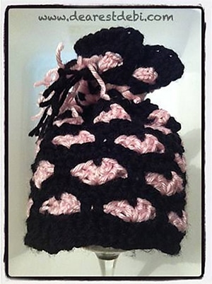 Sweet Hearts Hat by @dearestdebi | via I Heart Hats - A LOVE Round Up by @beckastreasures | #crochet #pattern #hearts #kisses #valentines #love