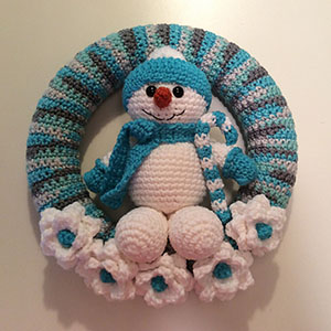 Snowman Winter Wreath | Friday Feature #13 via @beckastreasures with @LisaKingsley4 #crochet | See the latest designer features here: https://goo.gl/UIvoYx OR SIGN UP to get featured at Rebeckah's Treasures here: https://goo.gl/xjDP52 #crochet