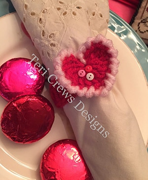 Heart Napkin Ring by #TeriCrewsDesigns | via Be Mine Décor - A LOVE Round Up by @beckastreasures | #crochet #pattern #hearts #kisses #valentines #love