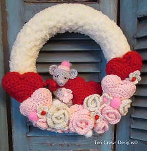 Valentine Wreath by #TeriCrewsDesigns | via Be Mine Décor - A LOVE Round Up by @beckastreasures | #crochet #pattern #hearts #kisses #valentines #love