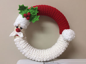 Santa Wreath | Friday Feature #13 via @beckastreasures with @LisaKingsley4 #crochet | See the latest designer features here: https://goo.gl/UIvoYx OR SIGN UP to get featured at Rebeckah's Treasures here: https://goo.gl/xjDP52 #crochet
