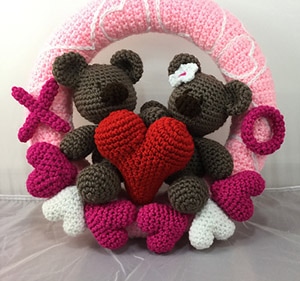 Valentine Bears Wreath by @LisaKingsley4 | via Be Mine Décor - A LOVE Round Up by @beckastreasures | #crochet #pattern #hearts #kisses #valentines #love