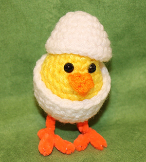 Sweet Chick in Egg - Free Crochet Pattern by #MadebyMary | Featured at Made by Mary - Sponsor Spotlight Round Up via @beckastreasures | #fallintochristmas2016 #crochetcontest #spotlight #crochet #roundup