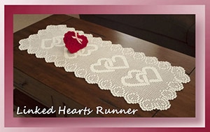 Linked Hearts Runner by @crochetmemories | via Be Mine Décor - A LOVE Round Up by @beckastreasures | #crochet #pattern #hearts #kisses #valentines #love