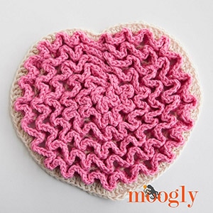 Love Wiggles Trivet by @mooglyblog | via Be Mine Décor - A LOVE Round Up by @beckastreasures | #crochet #pattern #hearts #kisses #valentines #love