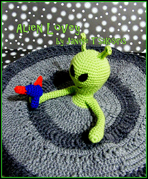 Alien Lovey - Crochet Pattern by #NeensCrochetCorner | Featured at Neen's Crochet Corner - Sponsor Spotlight Round Up via @beckastreasures | #fallintochristmas2016 #crochetcontest #spotlight #crochet #roundup