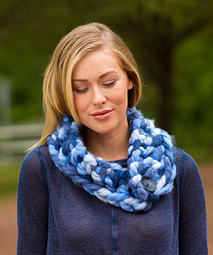 The Goodly Cowl - Free Crochet Pattern by Laura Bain | Featured at Red Heart - Sponsor Spotlight Round Up via @beckastreasures with @redheartyarns| #fallintochristmas2016 #crochetcontest #spotlight #crochet #roundup