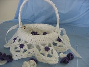 Flower Girl Basket Insert by @LivingPlastic | via 20 #Free #Wedding #Crochet #Patterns Round Up by @beckastreasures | #bride #love