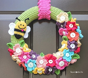 Crocheted Spring Wreath | Featured at Tuesday Treasures #33 via @beckastreasures with @RepeatCrafterMe | #crochet