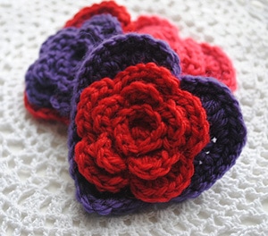 Layered Daisy in a Heart by @Cre8tionCrochet | via I Heart Be Mine Appliqués - A LOVE Round Up by @beckastreasures | #crochet #pattern #hearts #kisses #valentines #love
