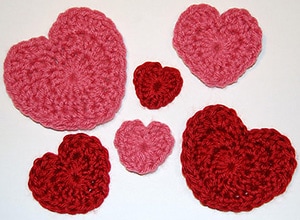 Valentine's Day Heart Crochet Patterns by @petalstopicots | via I Heart Be Mine Appliqués - A LOVE Round Up by @beckastreasures | #crochet #pattern #hearts #kisses #valentines #love