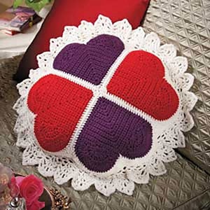 Victorian Sweetheart Pillow by @Mamas2hands | via I Heart Blankets, Pillows & Rugs - A LOVE Round Up by @beckastreasures | #crochet #pattern #hearts #kisses #valentines #love
