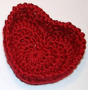 Hugs and Kisses Heart Basket by @petalstopicots | via I Heart Bags & Baskets - A LOVE Round Up by @beckastreasures | #crochet #pattern #hearts #kisses #valentines #love