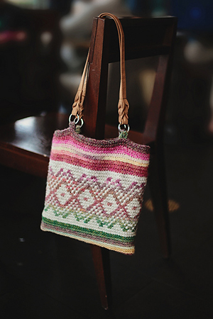 Amazing Bag | Featured at Tuesday Treasures #23 via @beckastreasures with @JBHCrochet | #crochet