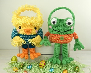 Chick and Frog Easter Baskets | Featured at Tuesday Treasures #31 via @beckastreasures with @MojiMojiDesign | #crochet