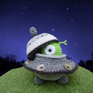 Alan the Alien and His Flying Saucer - Crochet Pattern by @MojiMojiDesign | Featured at Moji-Moji Design - Sponsor Spotlight Round Up via @beckastreasures | #fallintochristmas2016 #crochetcontest #spotlight #crochet #roundup