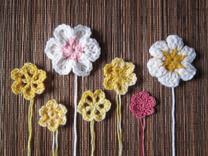 Simple Flowers and Variations by Jenny from Crochet is the Way | Featured on @beckastreasures Saturday Link Party!