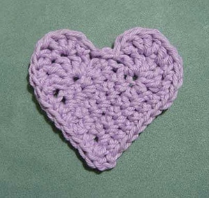 Little Heart by @Mamas2hands | via I Heart Be Mine Appliqués - A LOVE Round Up by @beckastreasures | #crochet #pattern #hearts #kisses #valentines #love