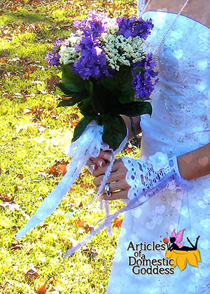 Love is in the Air Wedding Gloves / Wristlet by @ArtofaDG | via 13 Premium #Wedding #Crochet #Patterns Round Up by @beckastreasures | #bride #love