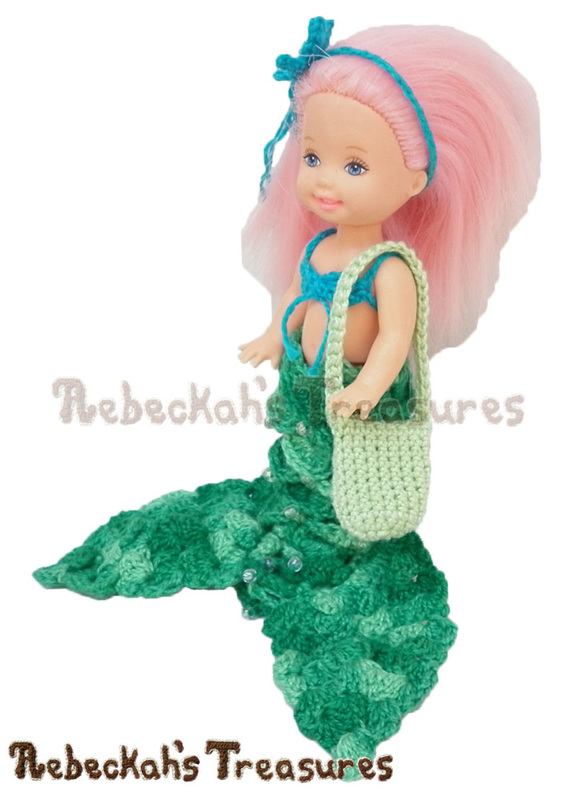 Small Cross-Body Treasure Bag | FREE crochet pattern via @beckastreasures | Crochet this bag for your little mermaid fashion doll's great treasure-hunting adventures today! #barbie #crochet #bag