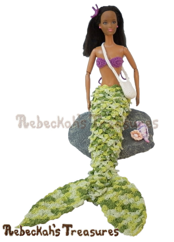 Large Cross-Body Treasure Bag | FREE crochet pattern via @beckastreasures | Crochet this bag for your mermaid fashion doll's great treasure-hunting adventures today! #barbie #crochet #bag