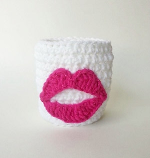 Lips & Kisses Applique and Cozie / Koozie by @SCCelinaLane | via Be Mine Coasters & Cozies - A LOVE Round Up by @beckastreasures | #crochet #pattern #hearts #kisses #valentines #love