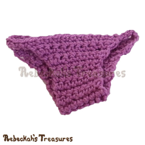 Regular Fashion Doll Panties | FREE crochet pattern via @beckastreasures | Delight little girls everywhere and add a special touch to your crochet dresses! #barbie #crochet