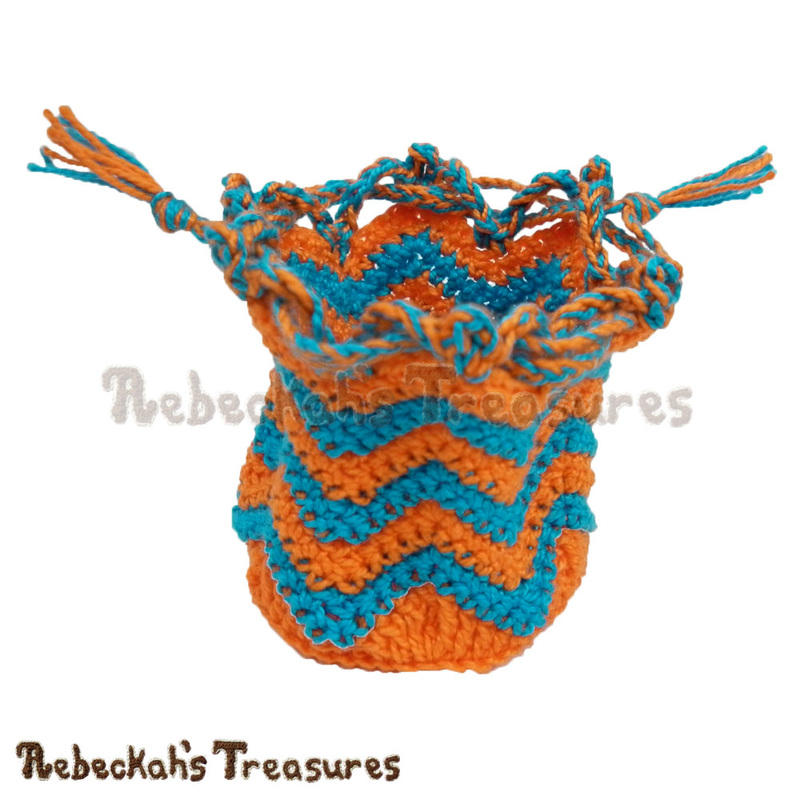 Chevron Coin Purse | FREE crochet pattern via @beckastreasures | A quick and easy project for your spare change and little trinkets! #purse #crochet