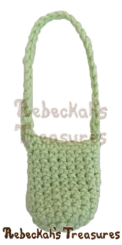 Small Cross-Body Treasure Bag | FREE crochet pattern via @beckastreasures | Crochet this bag for your little mermaid fashion doll's great treasure-hunting adventures today! #barbie #crochet #bag