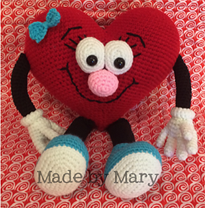 Heart Amigurumi by #MadebyMary | via I Heart Toys - A LOVE Round Up by @beckastreasures | #crochet #pattern #hearts #kisses #valentines #love