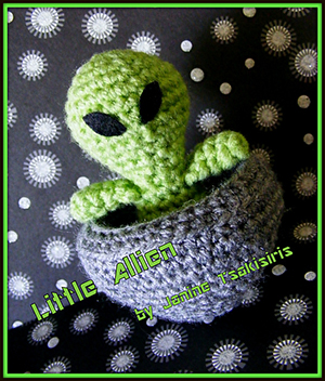 Little Alien in Spaceship - Crochet Pattern by #NeensCrochetCorner | Featured at Neen's Crochet Corner - Sponsor Spotlight Round Up via @beckastreasures | #fallintochristmas2016 #crochetcontest #spotlight #crochet #roundup