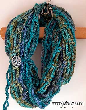 Artfully Simple Infinity Scarf | Featured at Tuesday Treasures #25 via @beckastreasures with @MooglyBlog | #crochet