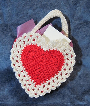 Here's My Heart Gift Bag by @Mamas2hands via @RedHeartYarns | via I Heart Bags & Baskets - A LOVE Round Up by @beckastreasures | #crochet #pattern #hearts #kisses #valentines #love
