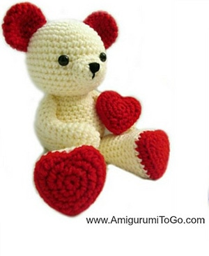 Valentine Teddy Bear by @sharonojala | via I Heart Toys - A LOVE Round Up by @beckastreasures | #crochet #pattern #hearts #kisses #valentines #love