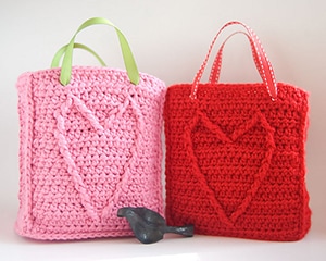 Cable Heart Gift Bag by @mooglyblog | via I Heart Bags & Baskets - A LOVE Round Up by @beckastreasures | #crochet #pattern #hearts #kisses #valentines #love